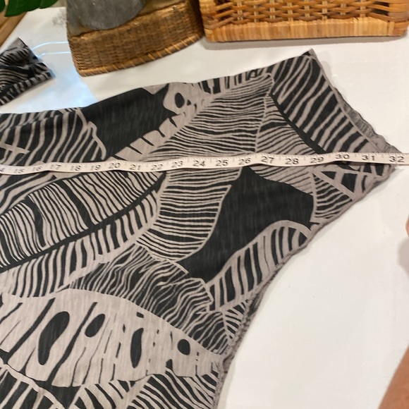 iCantoo Black V-neck Short Sleeve Top with Tan Island Palm Print and Shark Hem - Picture 9 of 10